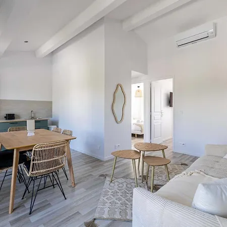 Splendid Flat Centre With Parking And Swimming Pool - 2br6p