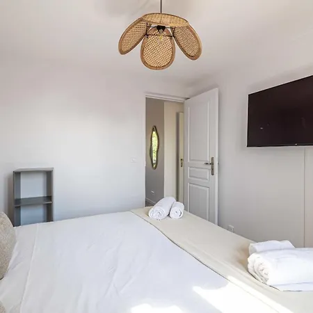 Splendid Flat Centre With Parking And Swimming Pool - 2br6p